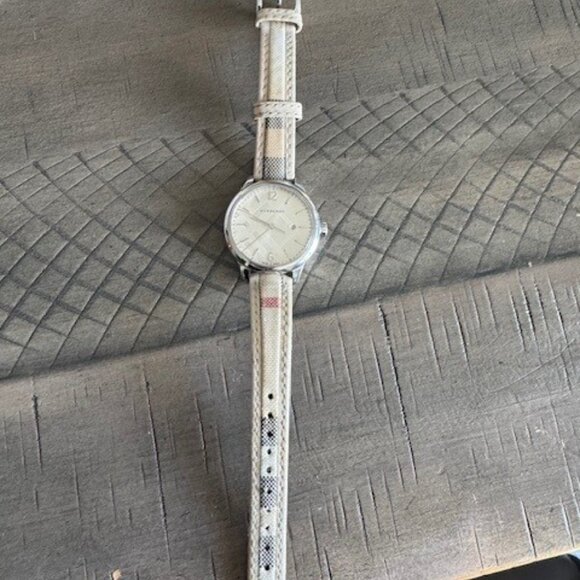 Burberry watch - Picture 3 of 4